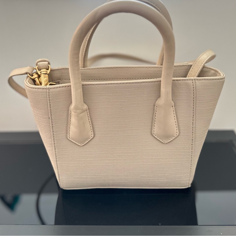 Petite Dagne Dover tote in linen.